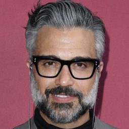 傑米·卡米爾 飾演 Self