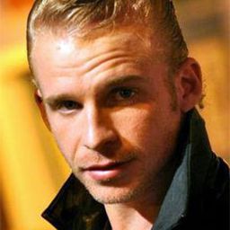 馬諾·馮德莫威 飾演 Frank Fouche