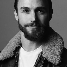 Lee Roy Kunz 飾演 Father Fox