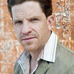 狄倫·庫斯曼 飾演 Smitty