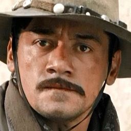 伊斯雷伊斯拉斯 飾演 Román "El Sacristán" Urías