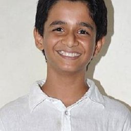 Ritwik Sahore 飾演 Kayoze "Kayo" Rustom Deboo