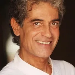 Gianfranco Jannuzzo 飾演 Preside Apolloni