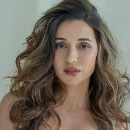 Heli Daruwala - Ek Chatur Naar演員 飾演Tina