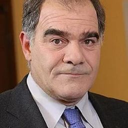 Yannis Bostantzoglou 飾演 