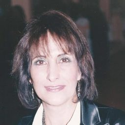 Lulú Morán - 救蛋奇兵演員 飾演Mamá Gallina (voice)