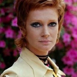 Carla Gravina - 年輕貌美又多金演員 飾演