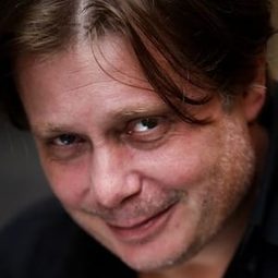 Massimiliano Caprara 飾演 Notaio