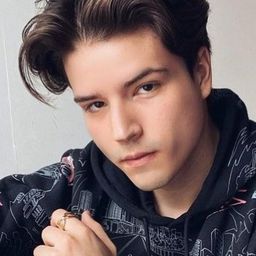 Emilio Treviño 飾演 Juan Pablo Olmos