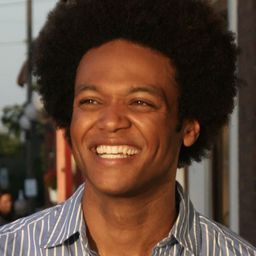 Ernest James - 紅白藍演員 飾演Nightclub Pick-Up