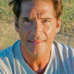 Nicky Naudé - 單刀直入演員 飾演Captain Richert