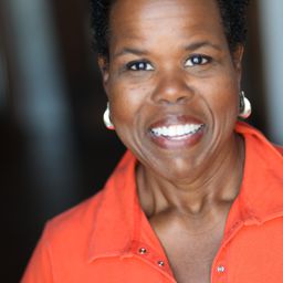 Sharon K. London 飾演 Judge Sheppard