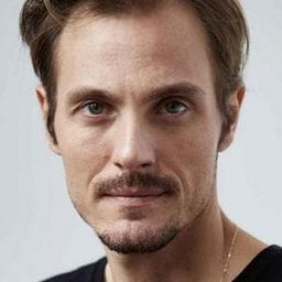 Eros Galbiati 飾演 Riccardo