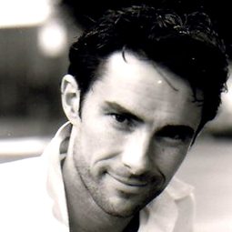 Gustavo Camelot 飾演 Alexandre / Valentin