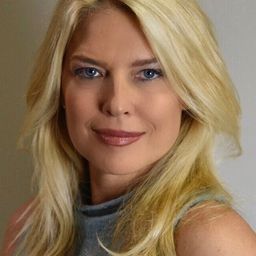 Elise Muller 飾演 Lynn