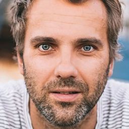 Stefan Rudolf 飾演 Ronnie