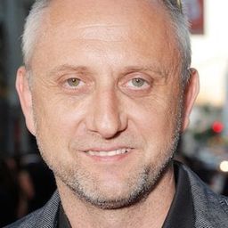 Marius Biegai 飾演 Adam Wozniak