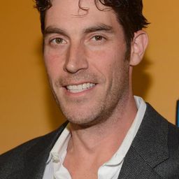 John Viener 飾演 Chevy Chase