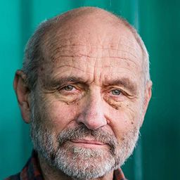 彼得·弗賴堡豪斯 飾演 Roli