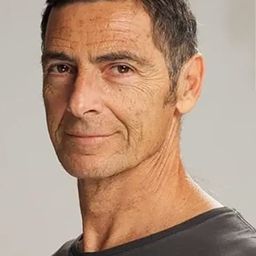 古斯塔渥·加爾松 飾演 Gustavo