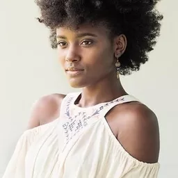 譚優·威佛斯 飾演 Vicky