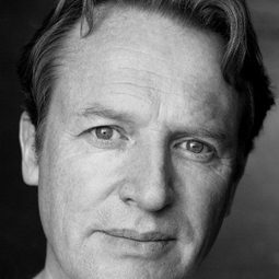 Daniel Flynn 飾演 Capt. Colin Reach
