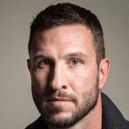 柏保舒韋伯 - 布裡斯堡演員 飾演Staff Sergeant Donovan