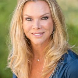 Elizabeth Baldwin - 水色明信片演員 飾演Nurse