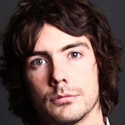 Clancy Chassay 飾演 Reporter