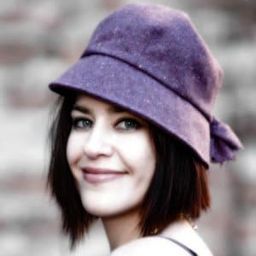 Toddy Walters 飾演 Heroine Jones