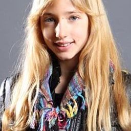 Helen Nelson 飾演 Lika