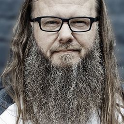 Matthew Davis 飾演 Emri