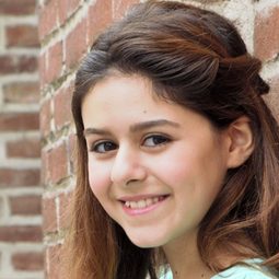 亞莉安娜·穆爾卡拉 - 吉拿域戴拖路之皮諾丘演員 飾演Older Girl (voice)