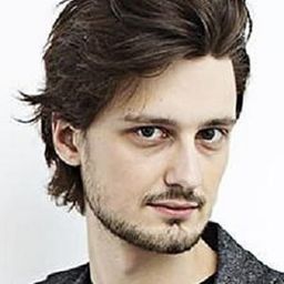 Filip Kosior 飾演 'Midas'