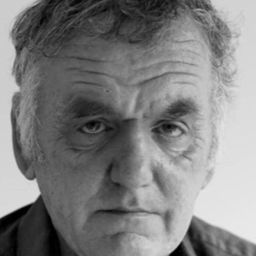 Alan Williams 飾演 Desk Officer