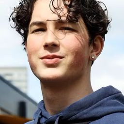 Levy Rico Arcos 飾演 Lukas