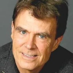 Jackson Bostwick 飾演 Head Guard