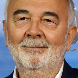 謝勒尊諾 飾演 Le capitaine du paquebot