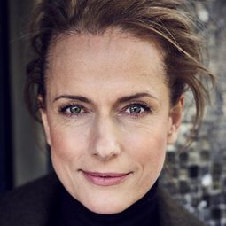 Claudia Michelsen - 東德名模日記演員 飾演Dr. Elsa Wilbrodt