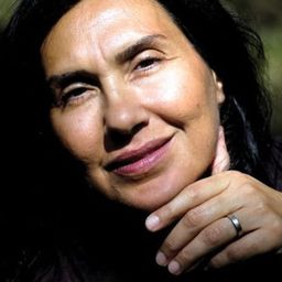 Mina Azarian - The Circle演員 飾演Farnaz Karimi