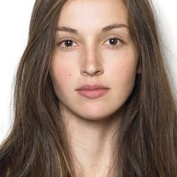 海倫娜·巴巴里 飾演 Iris Doriot