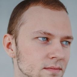 Alexandr Sidelnikov 飾演 'Shnyr' (Flunky)