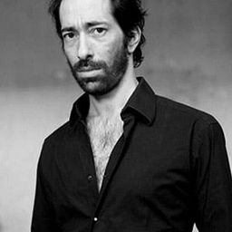 Eric Delcourt 飾演 Arnaud Bompart