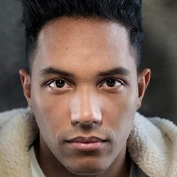 Alphonso Austin 飾演 Carlos