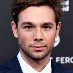 卡洛斯·奎瓦斯 飾演 León