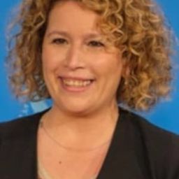 安娜奧甸 飾演 Dolors