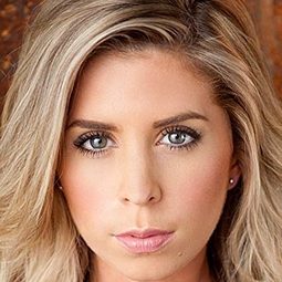 Lindsay Lamb - 礦井遊戲演員 飾演Sarah