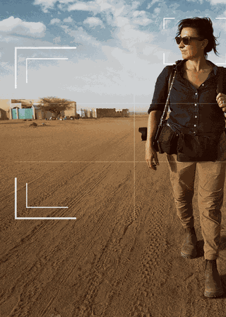 《戰火窺見愛》電影海報