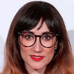 安娜·莫加德 飾演 Directora del Banco