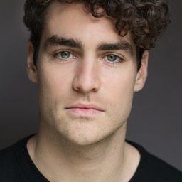 Ryan Bown 飾演 Autograph Man